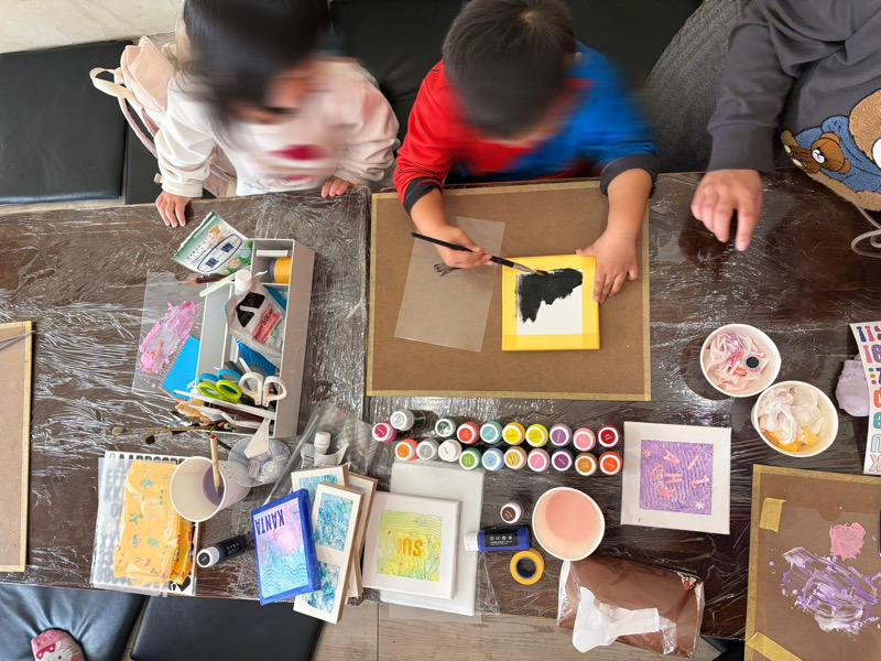 親子でアート体験　大阪市西区　まちの美術部　デッサン　テクスチャーアート