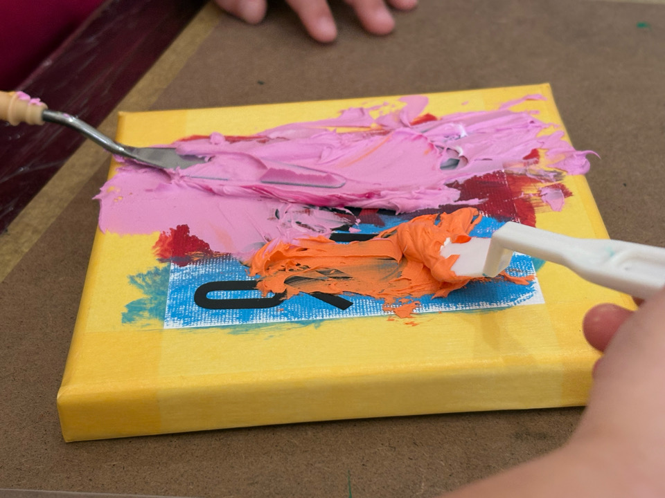 親子でアート体験　大阪市西区　まちの美術部　デッサン　テクスチャーアート