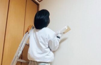 壁紙染色クロスアート、施工クロスアート、クロス染隊ソメルンジャー、ヤニ汚れ、トイレ壁紙、ビフォーアフター、抗菌消臭、女性スタッフ、大阪府門真市