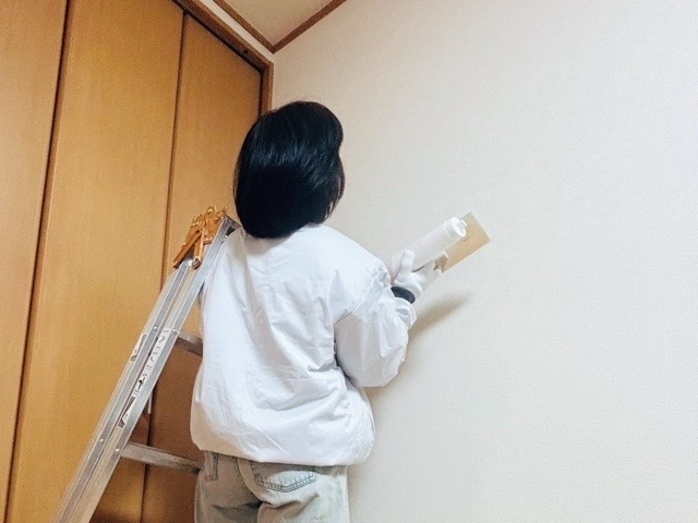 壁紙染色クロスアート、施工クロスアート、クロス染隊ソメルンジャー、ヤニ汚れ、トイレ壁紙、ビフォーアフター、抗菌消臭、女性スタッフ、大阪府門真市