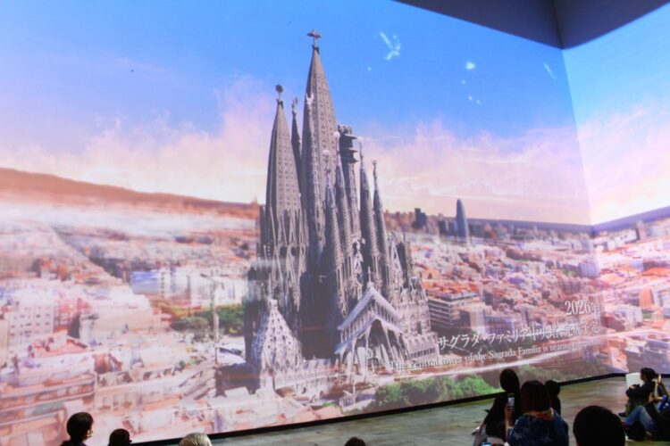 NAKED、ガウディ展