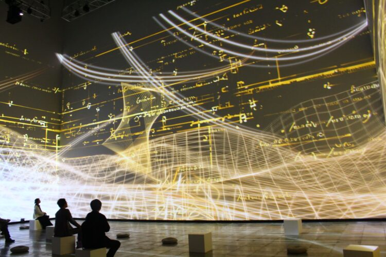 NAKED、ガウディ展