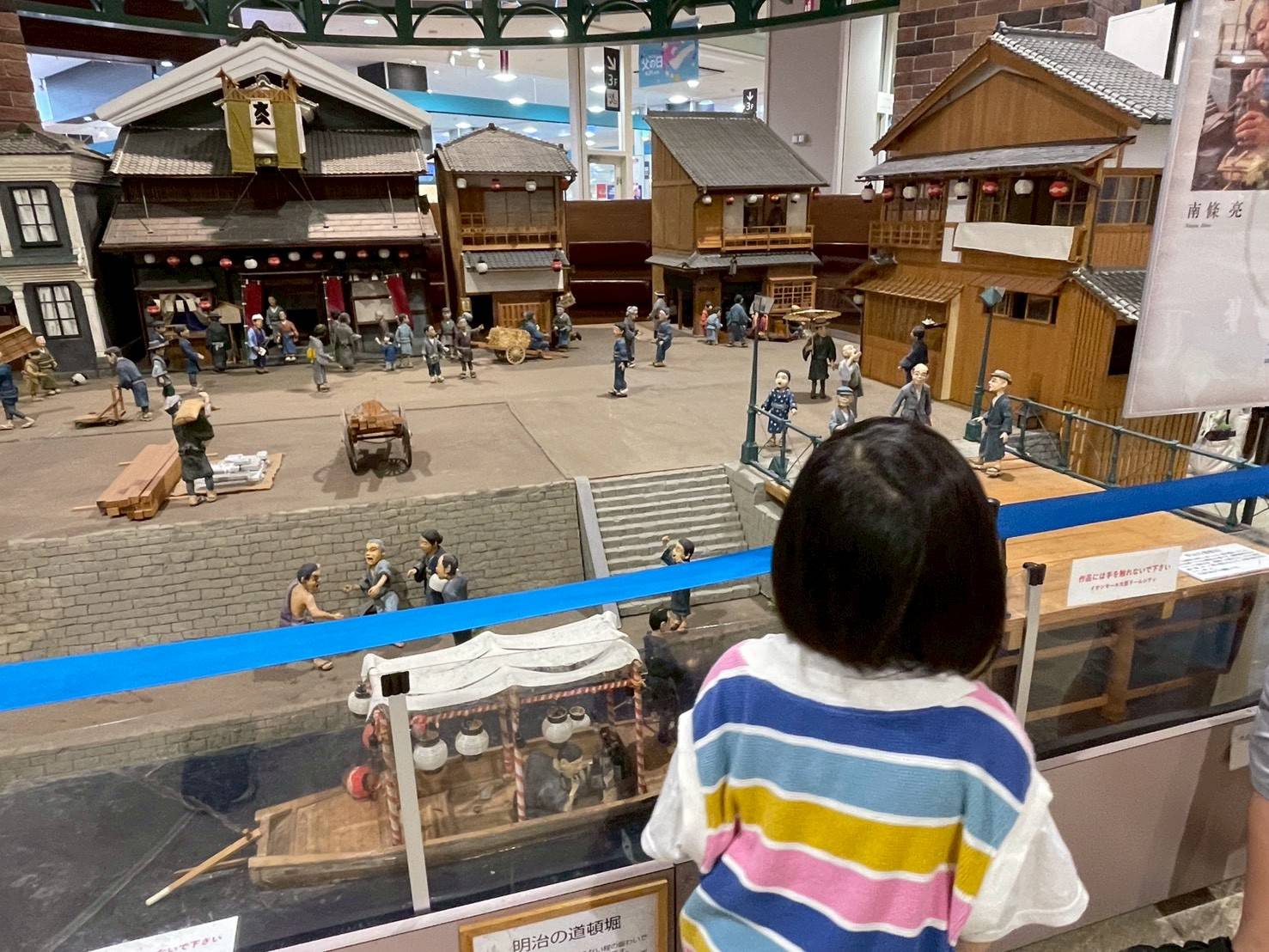 イオンモール大阪ドームシティー フードコート 人形展示