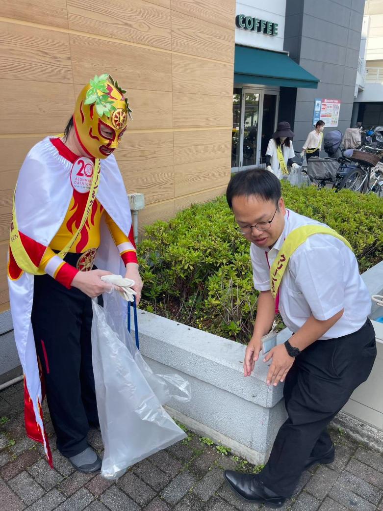 イオンモール大日のスタッフさんと協力してゴミを拾うビック・サン 20th
