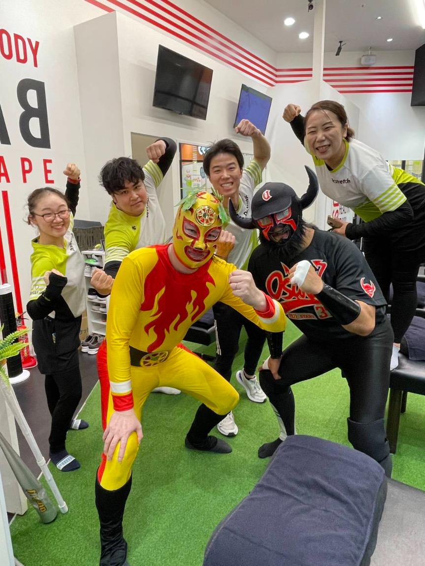 施術を終えてドクターストレッチ大日店のスタッフ一同とポーズを決める二人のヒーロー