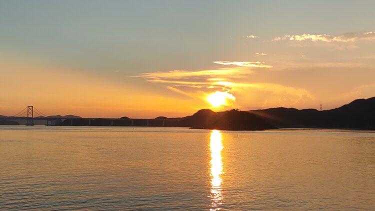 19時10分の日の入り前のためまだ空は明るく、海上を進んでいくと美しい夕日を眺めるタイミングが!