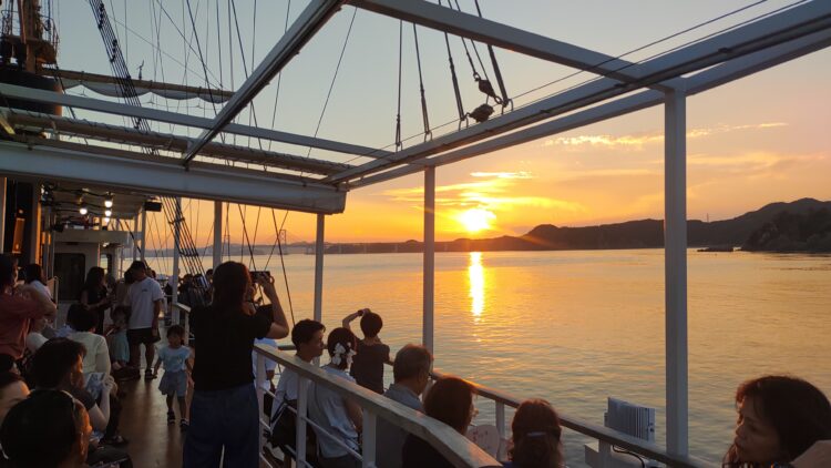 19時10分の日の入り前のためまだ空は明るく、海上を進んでいくと美しい夕日を眺めるタイミングが!