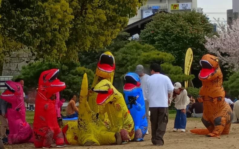 高槻住宅展示場　キッズ体験パーク　ブース　恐竜着ぐるみ体験　恐竜グッズが当たるゲーム