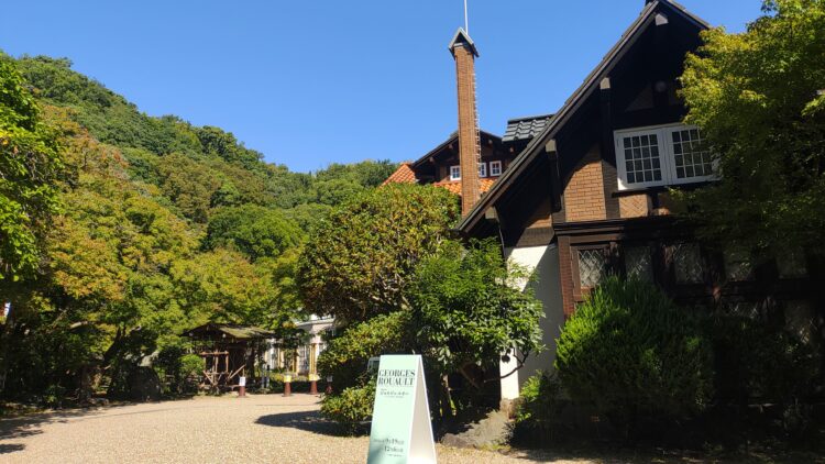 若き日のルオーが修業を積んだ工房のステンドグラスを思わせる「ルオーのステンドグラス」　