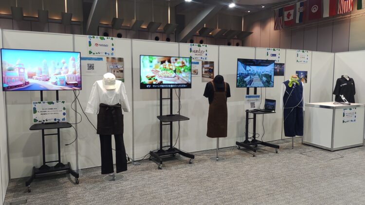 そこでは万博へ参加していた国内企業や各国の展示があったり、マスコットが置かれていた。また各国のフードやドリンク、スイーツやグッズなどを販売しているブースも多数出展している。